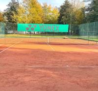 Tennisplatz auf Gazárka in Šaštín-Stráže, umgeben von Grünflächen und Bänken.