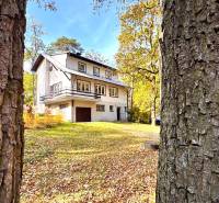 Ein Haus in der Straße Gazárka in Šaštín-Stráže, umgeben von herbstlicher Natur und Bäumen.