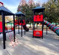 Spielplatz auf Gazárka in Šaštín-Stráže mit Klettergerüsten, Rutschen und einem Spielfeld.
