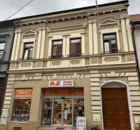 Geschäftsräume in der Mostová-Straße in Ružomberok mit reicher Architektur und verglastem Schaufenster.