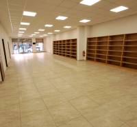 Gewerbeflächen zur Miete in der Mostová-Straße in Ružomberok, mit Regalen und einem Boden in Holzoptik.