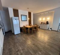 Essbereich in einer 2-Zimmer-Wohnung mit Tisch und Stühlen, Boden mit Holzdekor.