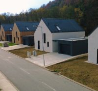Neue Einfamilienhäuser in der Straße Pod Drieňovou in Kamenica nad Cirochou mit minimalistischem Design.