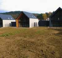 Einfamilienhäuser in der Straße Pod Drieňovou in Kamenica nad Cirochou, umgeben von Natur und Grün.