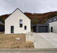 Einfamilienhaus in der Straße Pod Drieňovou in Kamenica nad Cirochou mit einer graphitfarbenen Dach.