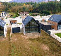 Einfamilienhäuser in der Straße Pod Drieňovou in Kamenica nad Cirochou, umgeben von Natur.