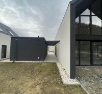 Einfamilienhaus auf Pod Drieňovou in Kamenica nad Cirochou mit verglasten Flächen und Kieswegen.
