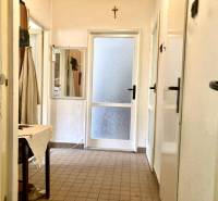 Flur in einer 3-Zimmer-Wohnung mit Fliesen, Spiegel und Leinentisch.