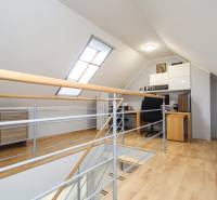 Dachboden-Arbeitsbereich mit Holzboden in einer 4-Zimmer-Wohnung.