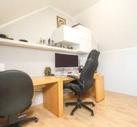 Arbeitszimmer in einer 4-Zimmer-Wohnung mit Computer, Bürostuhl und Boden in Holzoptik.