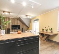 Innenraum einer 4-Zimmer-Wohnung mit Holzboden, Holzelementen und Pflanzen.