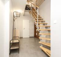 Flur mit Wendeltreppe, Boden mit Holzdekor; 4-Zimmer-Wohnung.
