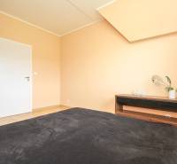 Schlafzimmer in einer Vierzimmerwohnung mit Holzboden.