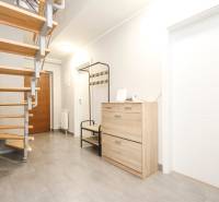 Eingangsbereich mit Treppe und Möbeln in einer 4-Zimmer-Wohnung mit Holzboden.