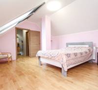 Dachbodenschlafzimmer in einer 4-Zimmer-Wohnung mit Holzboden.