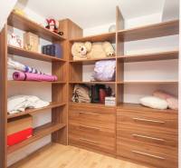 Stauraum mit Regalen und Schubladen in einer 4-Zimmer-Wohnung, Boden mit Holzdekor.