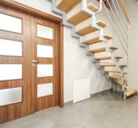 Interieur einer 4-Zimmer-Wohnung mit Treppe und Holztüren.