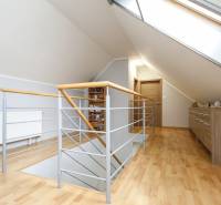 Flur im Dachgeschoss in einer 4-Zimmer-Wohnung mit Holzboden und Dachfenster.