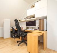 Heimbüro in einer 4-Zimmer-Wohnung mit Tisch, Stuhl und Holzboden.