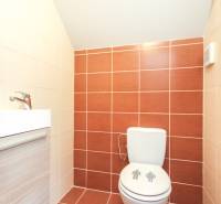 Badezimmer in einer 4-Zimmer-Wohnung mit Fliesen und kompakten Sanitäreinrichtungen.