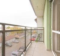 Der Balkon einer 4-Zimmer-Wohnung in Melčice-Lieskové mit Blick auf den Parkplatz und die Umgebung.