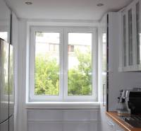 Küche in einer 3-Zimmer-Wohnung mit hellem Fenster und modernen Geräten.