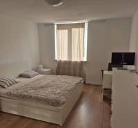 Helles Schlafzimmer in einer 3-Zimmer-Wohnung mit Bett und Holzboden.