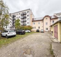 Parkplatz und Gebäude in der Bratislavská-Straße in Žilina, Büros und Wohnhäuser.