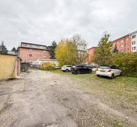 Parkplatz mit Autos in der Bratislavská-Straße in Žilina bei den Büros.