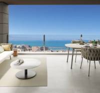 Die Veranda der Ferienwohnung in Torrevieja mit Meerblick und komfortablen Sitzgelegenheiten.