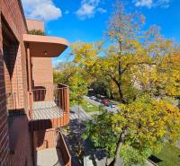 Blick vom Balkon eines Ziegelhauses auf die Straße in Bratislava - Ružinov, Košická.