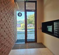 Eingangshalle mit Briefkästen und Ziegelwand in der Košická Straße, in Bratislava - Ružinov.