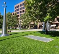 Grünflächen und Metallskulpturen vor einem Gebäude in Bratislava - Ružinov in der Košická Straße, 3-Zimmer-Wohnung.