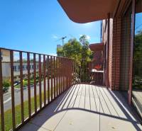 Balkon einer Einzimmerwohnung mit Blick auf die Košická-Straße in Bratislava - Ružinov.