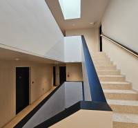 Eine Treppe mit Terrazzo-Stufen und einer hellen Decke in einer 3-Zimmer-Wohnung.