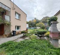 Das Einfamilienhaus in der Topoľová-Straße in Sereď hat einen grünen Garten mit einem Außenkamin.