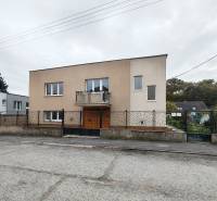 Einfamilienhaus in der Topoľová-Straße in Sereď mit einfacher Fassade und Garten.