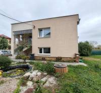 Einfamilienhaus in der Topoľová-Straße in Sereď mit Ziergarten und Teich.
