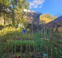Ein Ferienhaus in Trenčianske Teplice in der Straße Sady pod Dedovcom, umgeben von einem grünen Garten.