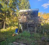 Hütte in Sadoch pod Dedovcom in Trenčianske Teplice, umgeben von Grün und Bäumen.