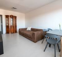 Wohnzimmer mit Sofa und Vitrine, Holzboden in einer 3-Zimmer-Wohnung.