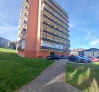 Das Wohnhaus in Tvrdošín in der Medvedzie-Straße bietet 3-Zimmer-Wohnungen mit Parkmöglichkeiten an.