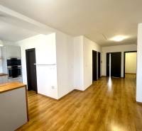 Küche in einem Einfamilienhaus mit Holzboden und weißen Wänden.