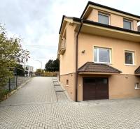 Ein Einfamilienhaus in Bolešov mit Zufahrtsstraße und angrenzendem Grün im Herbst.