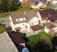 Ein Einfamilienhaus in Bolešov, umgeben von Grün, mit einem Hof und mehreren Anbauten.