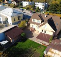 Einfamilienhaus in Bolešov mit Balkon, Garage und gepflegtem Hof.