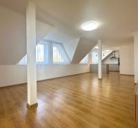 Dachboden mit Holzboden und Küche, Einfamilienhaus.