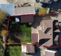 Luftaufnahme eines Einfamilienhauses in der Gemeinde Bolešov, umgeben von einem Garten und einer Zufahrtsstraße.