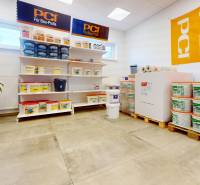 Geschäftsräume mit Baumaterialien, Regale mit Eimern, Boden mit Holzdekor.