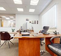 Ein Büro mit Möbeln und Dekorationen, einem Boden mit Holzdekor, idealer Geschäftsraum.